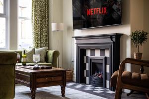 Emerald Park - HOT TUB & GAMES ROOM!