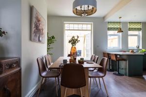 Emerald Park - HOT TUB & GAMES ROOM!