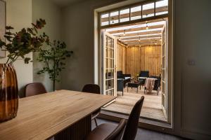 Emerald Park - HOT TUB & GAMES ROOM!