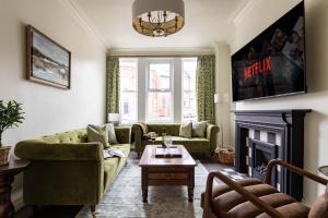 Emerald Park - HOT TUB & GAMES ROOM!