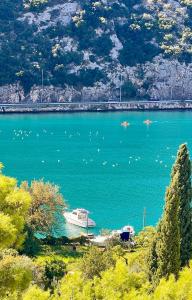 Bright & Sunny two bedroom apartment