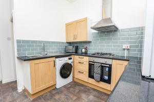 Spacious and Comfy 4 Bedroom House, Parking, Wifi