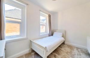 Freshly decorated 2 bedroom apartment 10 mins from Cotswolds Child Friendly Great location with plenty of nearby free parking freestanding bath and outdoor private terrace area