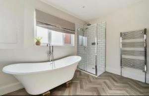 Freshly decorated 2 bedroom apartment 10 mins from Cotswolds Child Friendly Great location with plenty of nearby free parking freestanding bath and outdoor private terrace area