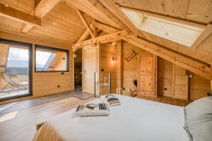 l'écureuil, chez le charpentier d'antan, la chaleur du bois, le calme de la campagne