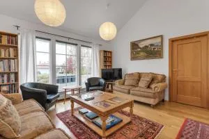 Charming villa with a hot tub, by the Golden Circle - Hrepphólar