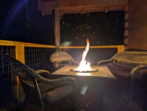 "Smoky Banjo Cabin" Epic Views & Total Privacy