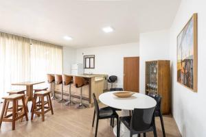 Casa ampla e confortável 3 Quartos, Churrasqueira, Cozinha completa, Ar condicionado, Wi-Fi, 300m da Praia, 3 vagas de garagem, a 4,2 quilometros do Beto Carreiro