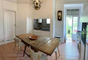 Stay as a Local! Santos Historical 6 Bedroom Apartment III