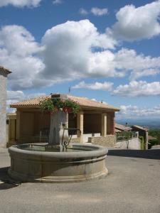 Maisons de vacances MAS ENTIEREMENT RENOVE, a SALAZAC, Le Mas des Deux Vallees, 4 CHAMBRES, 8 personnes avec Piscine privee : photos des chambres