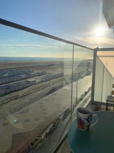 Volledig gerenoveerd 2 slaapkamer appartement met zeezicht!