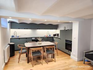 Maisons de vacances Belle maison de ville, 7 couchages, centrale : photos des chambres