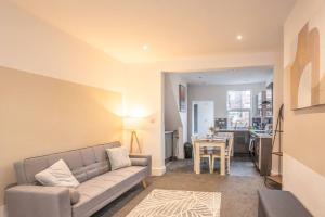 Charming House - Sleeps 5 - Free Parking, Self Check-In, Fast WiFi and Smart TV with Netflix by Yoko Property