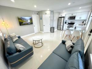 Renovated Intercoastal 2Bdrm 1 bath condo Walk to Beach
