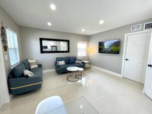 Renovated Intercoastal 2Bdrm 1 bath condo Walk to Beach