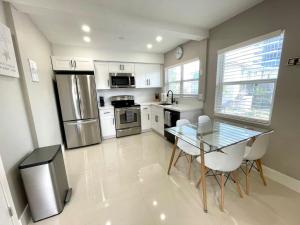 Renovated Intercoastal 2Bdrm 1 bath condo Walk to Beach