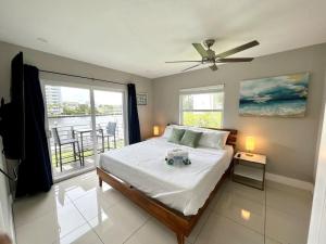 Renovated Intercoastal 2Bdrm 1 bath condo Walk to Beach