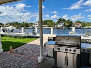 Renovated Intercoastal 2Bdrm 1 bath condo Walk to Beach