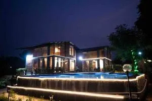 WE Woods Farm Manesar, 6BR Lux King Beds, Pvt Pool - Dhāruhera