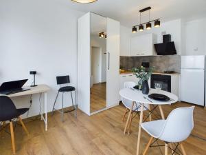 Bright Studio in Downtown Warsaw by Noclegi Renters