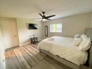 Cozy Coral Cottage with Tiki Hut, Mini Golf, Arcade and Grill