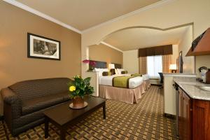 Queen Suite with Two Queen Beds and Sofa Bed - Wet Bar/Non-Smoking room in Best Western Plus Cutting Horse Inn & Suites