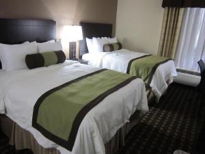 Queen Room with Two Queen Beds and Wet Bar - Non-Smoking room in Best Western Plus Cutting Horse Inn & Suites
