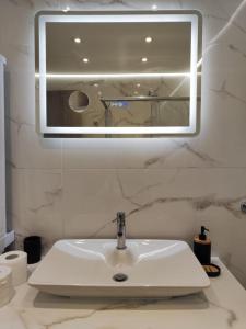 Lydia Luxury Apartment by the Sea