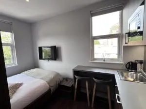 London Studio Retreat - Colney Hatch Lane - London