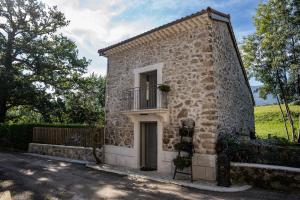 Belle grange en bord de rivière