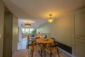 Belle grange en bord de rivière