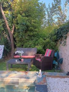 Appartements Paradis terrestre sud de la France, avec sa piscine bali privee, clim, jardin, animaux admis,5 mn autoroute : photos des chambres