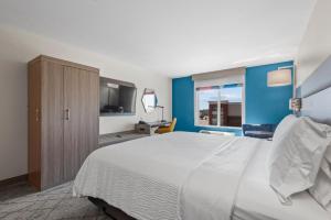 Standard King Room with Extra Space room in Holiday Inn Express Tulsa South Bixby an IHG Hotel