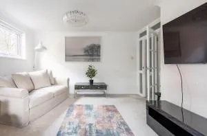 Spacious 1 bed apartment with parking & balcony! - Bickley