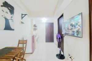 Modern Look 2BR at Serpong Greenview Apartment By Travelio