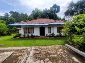 Cozy Beach Home w Village Charm - Palapota