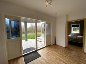 4-room spacious condo w patio