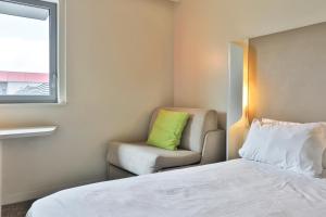 Hotels Campanile La Roche Sur Yon Centre Gare : Chambre Standard Nouvelle Génération - 1 Lit Double et 1 Lit Junior