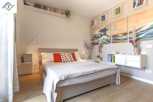 House Of Paintings by TuscanyWeGo