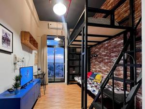 Stylish Studio Dave Apt Depok with Pool, WiFi, Netflix by 2ndHome