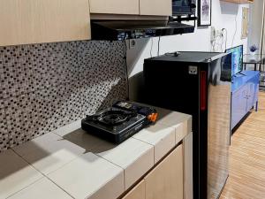 Stylish Studio Dave Apt Depok with Pool, WiFi, Netflix by 2ndHome