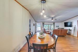 Lakefront Crockett Cabin with Boathouse and Kayaks!
