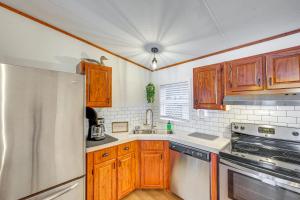 Lakefront Crockett Cabin with Boathouse and Kayaks!