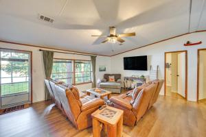 Lakefront Crockett Cabin with Boathouse and Kayaks!