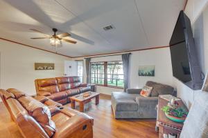 Lakefront Crockett Cabin with Boathouse and Kayaks!