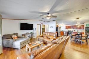 Lakefront Crockett Cabin with Boathouse and Kayaks!