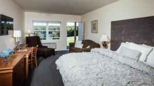 Crescent Lake Inn and Suites