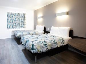 Quadruple Room - Disability Access - Non-Smoking room in Motel 6 Dallas - Fair Park