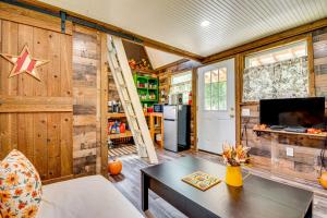 Creek Access, Fire Pit and Grill Summerville Studio