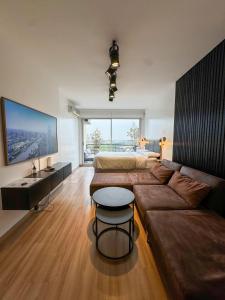 Foster Studio - Pacifico